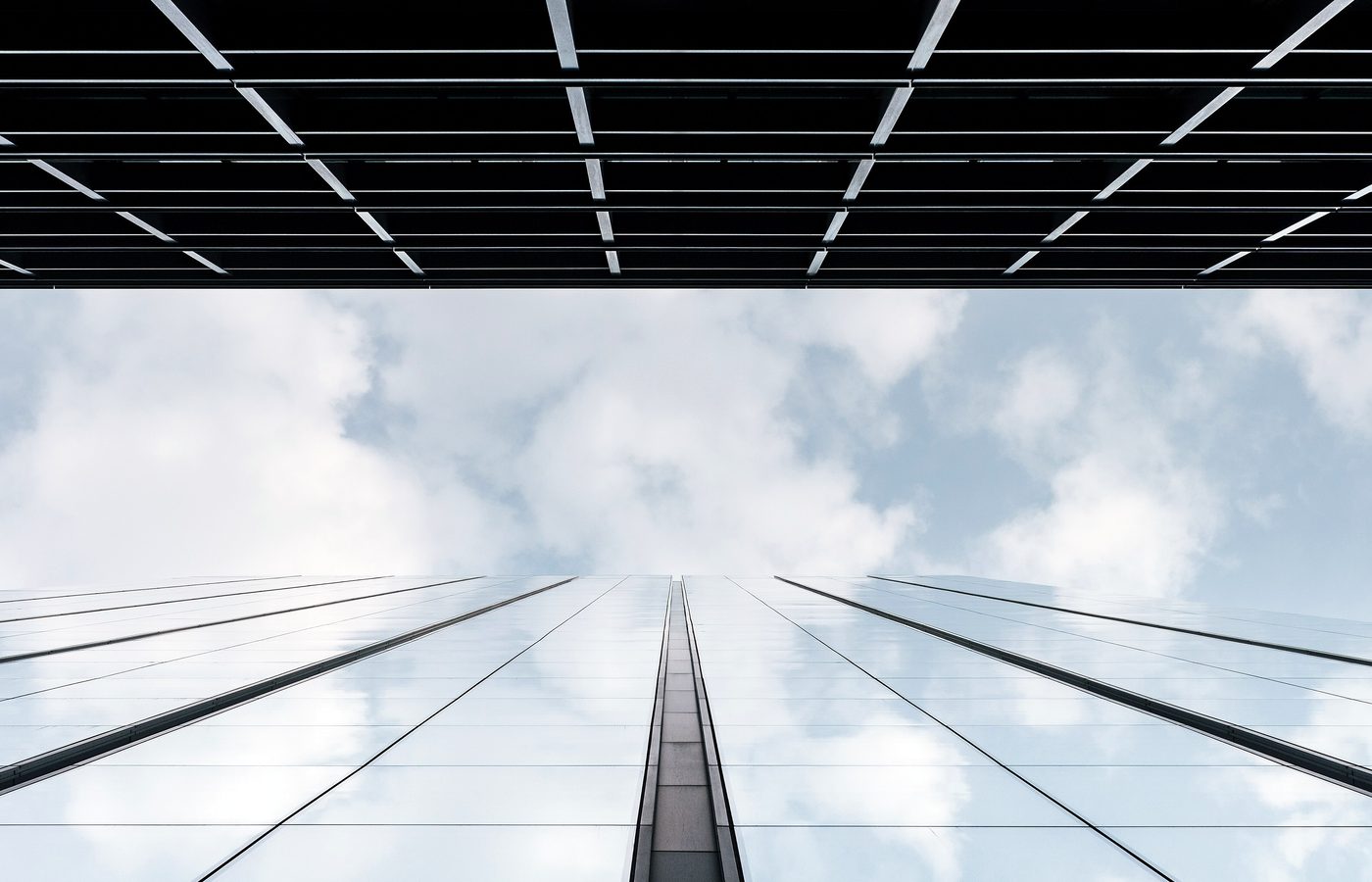 Contre-plongée entre deux immeubles de bureaux vers le ciel